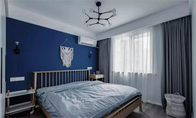 以深邃的蓝为背景 赋予了空间平静和坦然气质 灰蓝色的床品与灰色窗帘